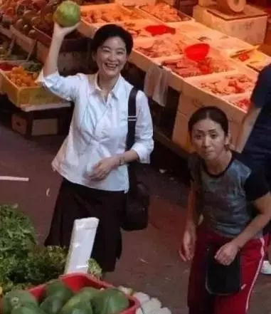 林青霞素顏買菜,穿搭接地氣,趙雅芝卻濃妝豔抹,誰才是真女神?