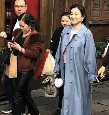 林青霞素顏買菜,穿搭接地氣,趙雅芝卻濃妝豔抹,誰才是真女神?
