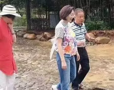 林青霞素顏買菜,穿搭接地氣,趙雅芝卻濃妝豔抹,誰才是真女神?