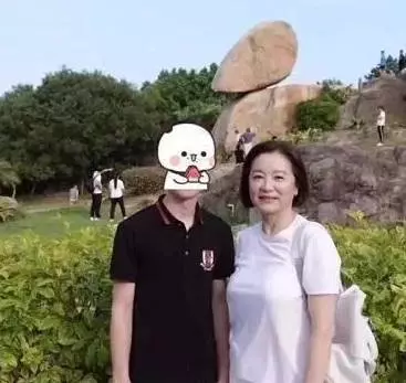 林青霞素顏買菜,穿搭接地氣,趙雅芝卻濃妝豔抹,誰才是真女神?