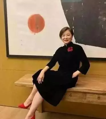 林青霞素顏買菜,穿搭接地氣,趙雅芝卻濃妝豔抹,誰才是真女神?